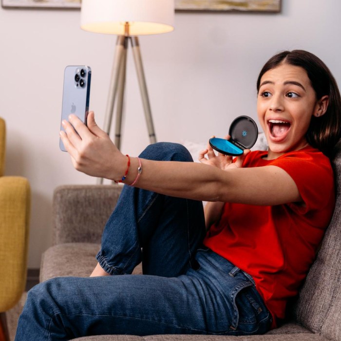 Jeune fille qui prend une selfie avec son Invisalign